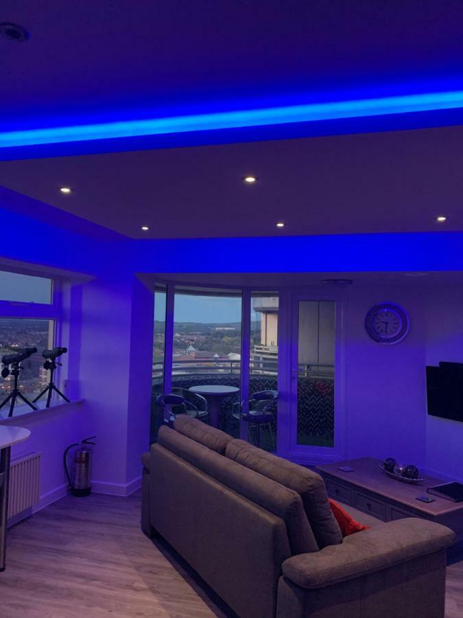 Luxury Panoramic Balcony Swindon Central Екстериор снимка