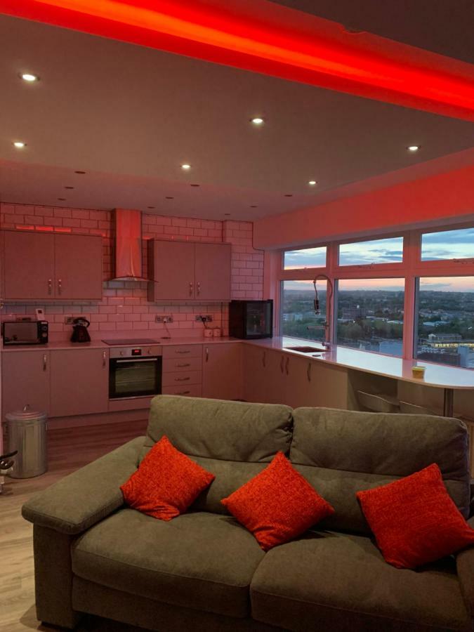 Luxury Panoramic Balcony Swindon Central Екстериор снимка