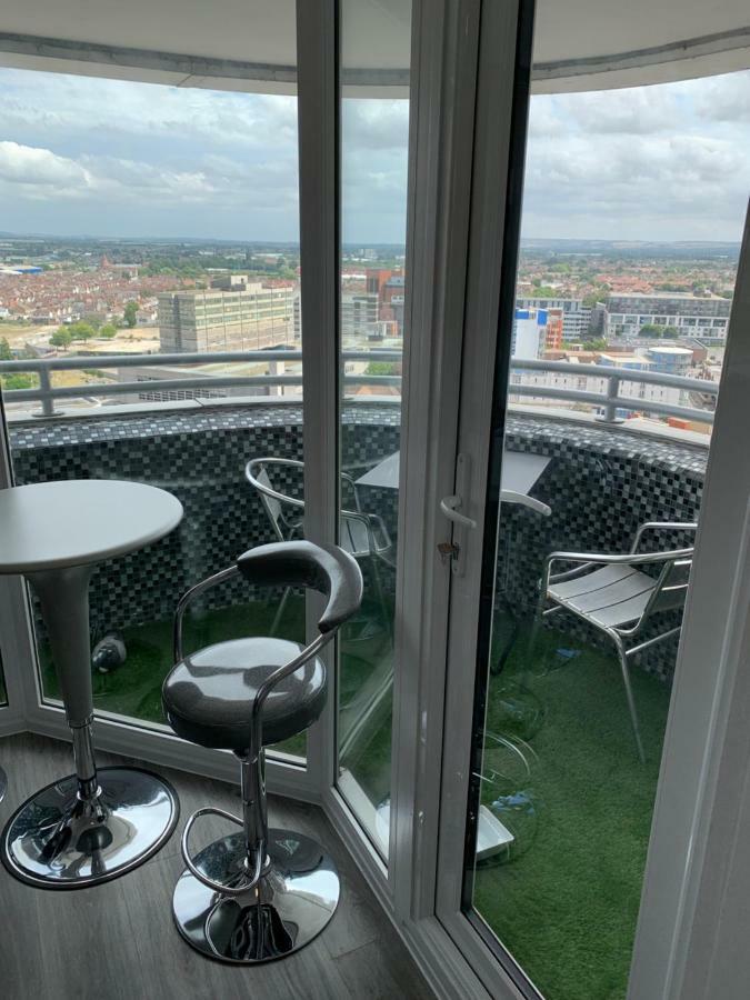 Luxury Panoramic Balcony Swindon Central Екстериор снимка