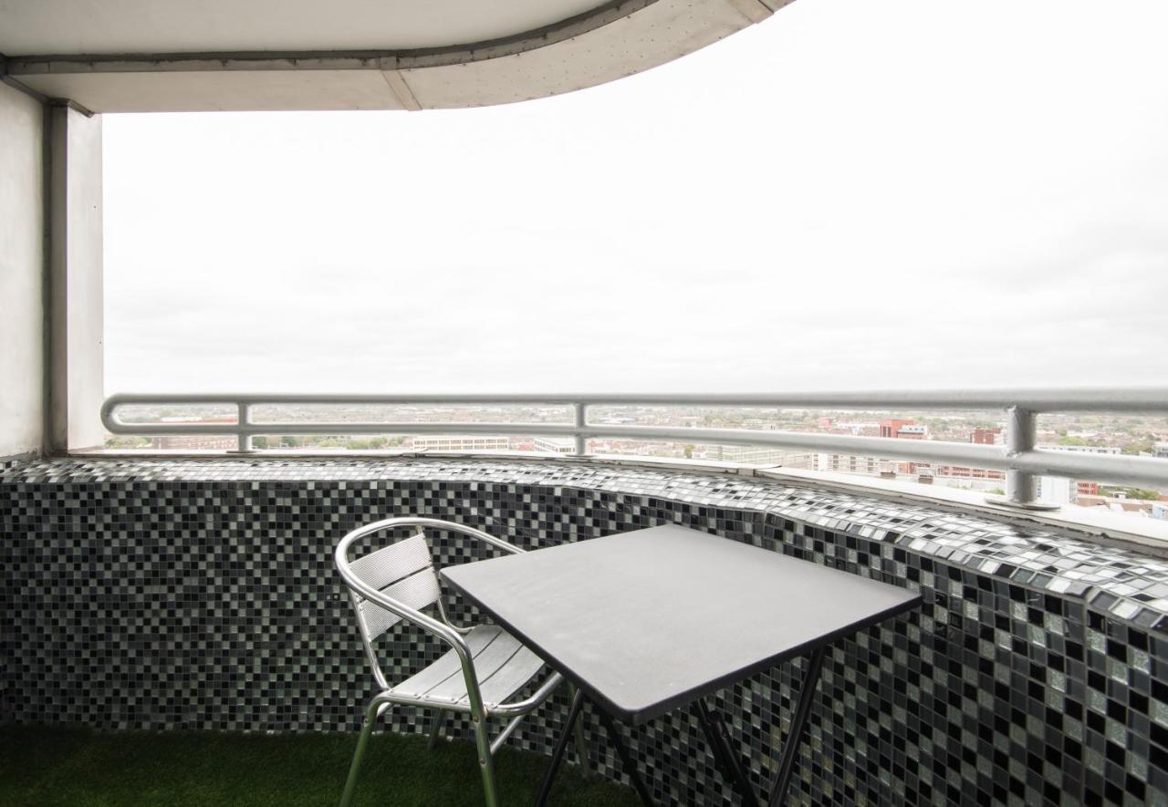Luxury Panoramic Balcony Swindon Central Екстериор снимка